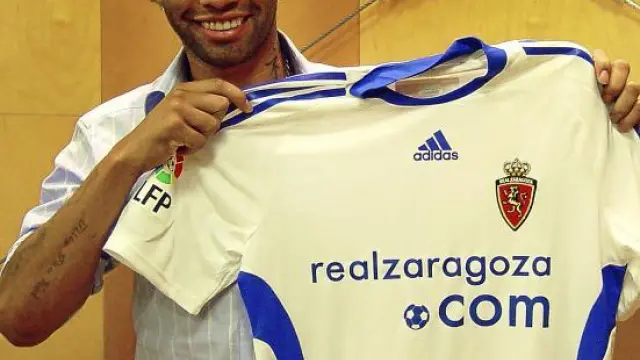 Jermaine Pennant posa con la camiseta del Real Zaragoza.