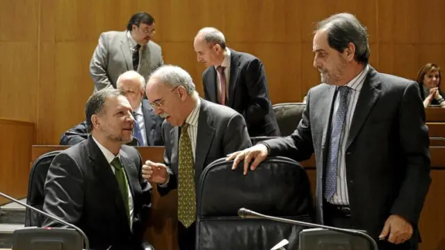 Marcelino Iglesias, Alberto Larraz y Javier Velasco, en un pleno de las Cortes celebrado en febrero de este año.