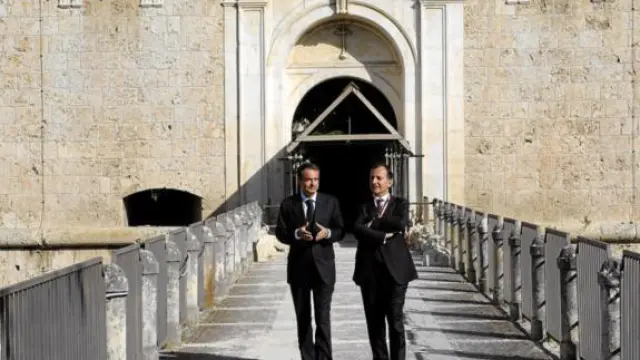Zapatero, junto al ministro italiano Frattini, ayer durante su visita a la fortaleza española de L'Aquila.