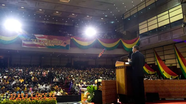 Obama habla ante decenas de ciudadanos en Ghana