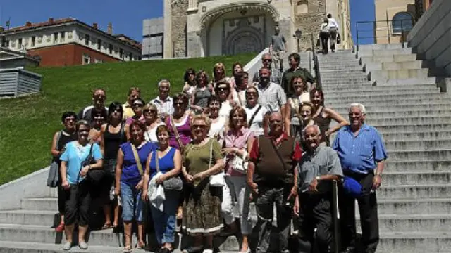 Ansotanos que viajaron a Madrid, ante Los Jerónimos y la ampliación del Museo del Prado. elena gusano