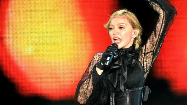Madonna gesticula durante un concierto de la gira 'Sticky & Sweet' en Estados Unidos.