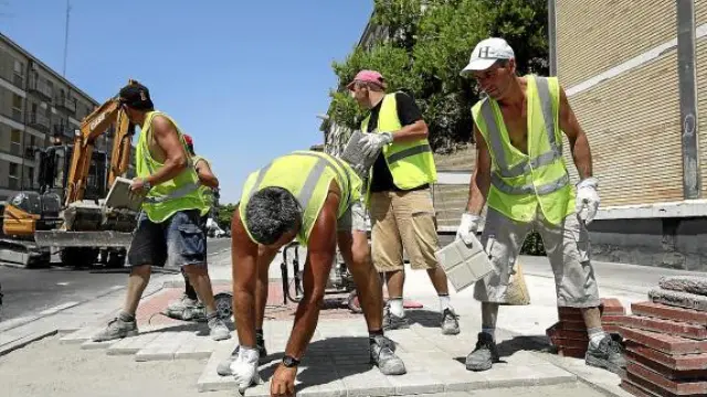 Un grupo de obreros, en las obras del carril bici de la calle Peña Oroel.