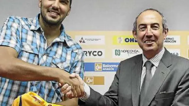 Jorge Maqueda estrecha la mano a a Domingo Aguerri, ayer.
