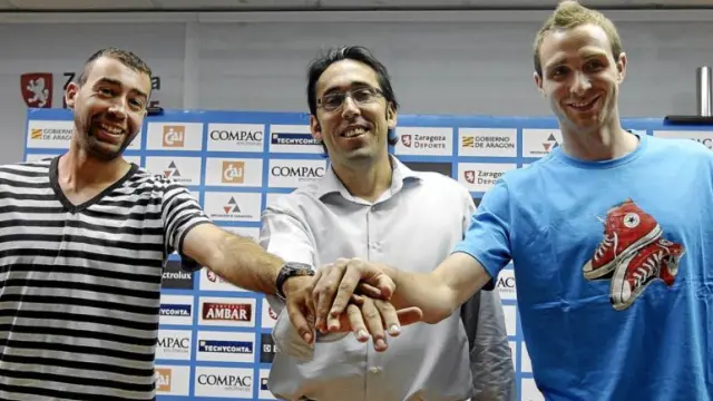 De izquierda a derecha, Pedro Rivero, Willy Villar y Alex Urtasun unen sus manos en la presentación de los dos jugadores rojillos.