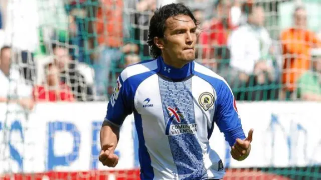 Abel Aguilar, con la camiseta del Hércules.