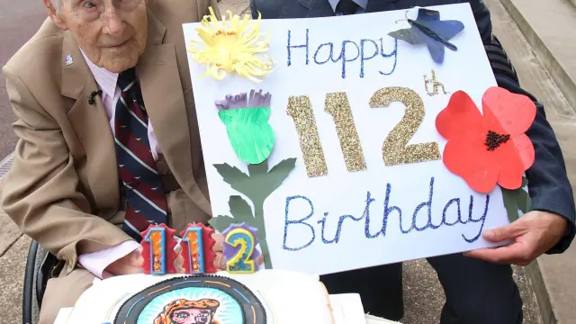 Henry Allingham celebrando su 112 cumpleaños