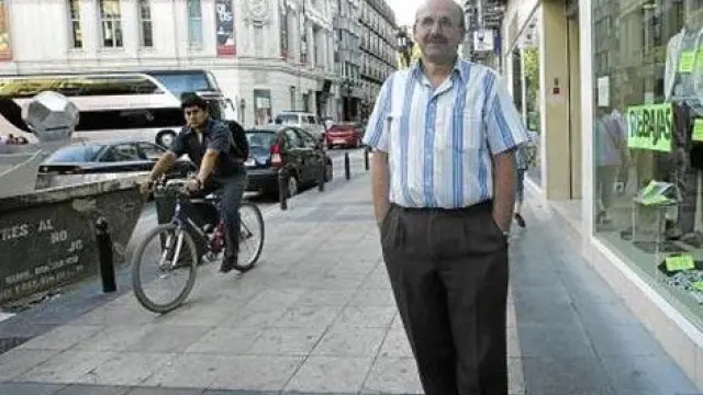 José Ramón Uruén camina por la calle de Don Jaime I, llena de paseantes y más de una bicicleta. "Como peatón, molesta que las bicis pasen a tu lado"