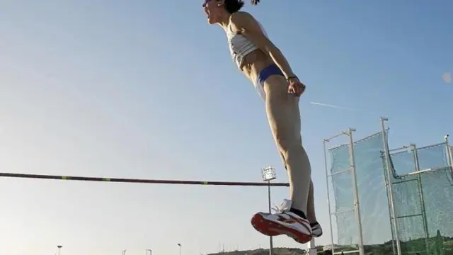 Ruth Beitia celebra su salto sobre 2.01, en el mitin de ayer en Zaragoza