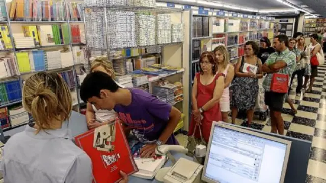 Imagen de archivo de las filas en una librería para comprar libros de texto.