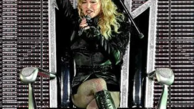 Sentada en un trono y con Cetro, Madonna abre el concierto.