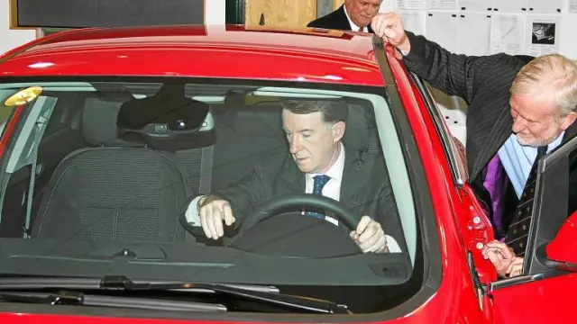 Lord Mandelson, ministro británico de Empresa, al volante de un vehículo de Vauxhall, ayer en la planta de GM en Ellesmere Port.