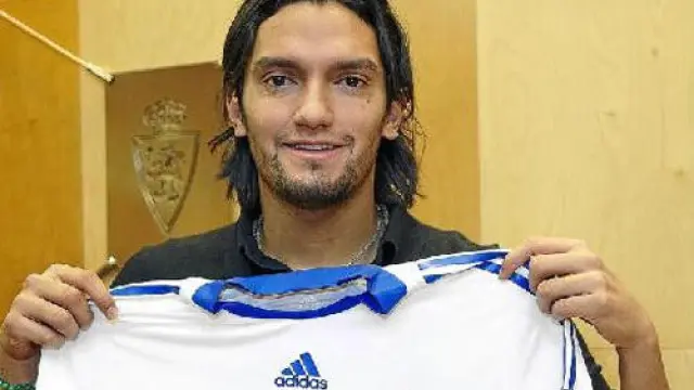 Abel Aguilar posa con la camiseta de su nuevo club en la sede del Real Zaragoza