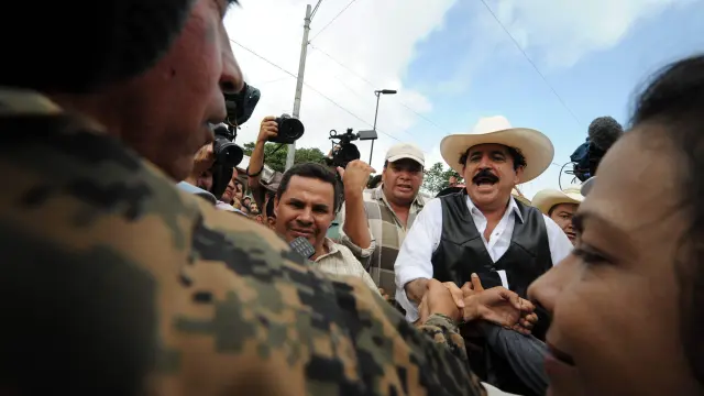 El depuesto presidente de Honduras, Manuel Zelaya, en la frontera de su país