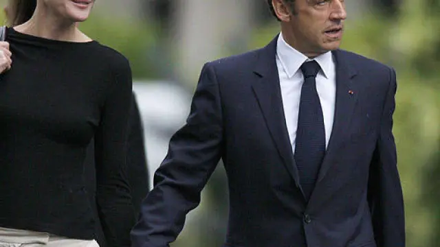 Carla Bruni y Nicolás Sarkozy cuando abandonaron el hospital