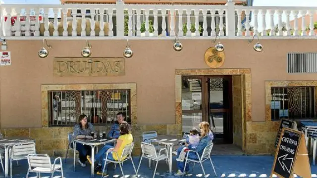 La terraza del bar Druidas de La Puebla de Alfindén es una de las afectadas por las nuevas tarifas.