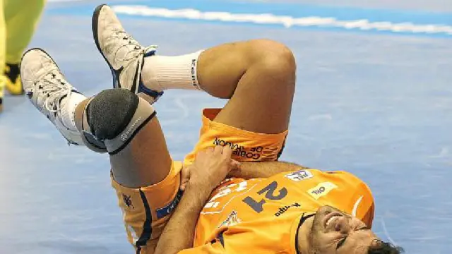 Toni Cartón cae lesionado en el encuentro ante el FC Barcelona