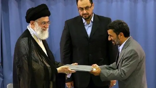 Ceremonia oficial en la que Jamenei  aprobó el mandato de Ahmadineyad