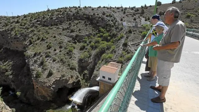 Un grupo de vecinos observa la presa del Arquillo, la principal fuente de agua potable de la ciudad.