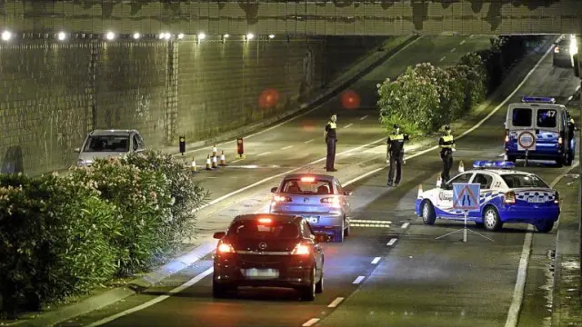 Un control de consumo de drogas de la Policía Local de Zaragoza, este verano, en el túnel de Cesáreo Alierta.