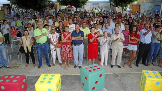 Participantes en el campeonato de parchis, en El Grado cantando el himno.