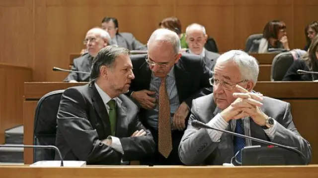 Iglesias, Larraz y Biel conversan en un pleno de las Cortes.