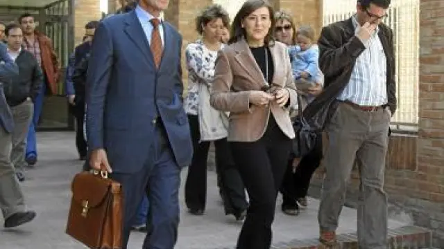 Ana Cristina Vera, a la derecha, junto a su letrado.