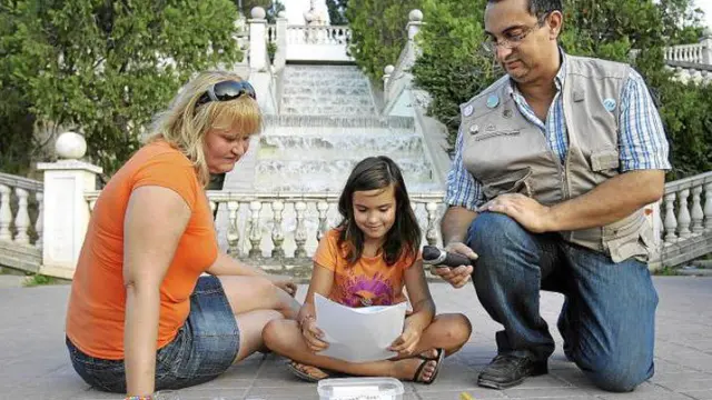 Jesús 'Candelas', su mujer Charo y su hija Marta, en el parque Grande de Zaragoza, donde han escondido su último tesoro.