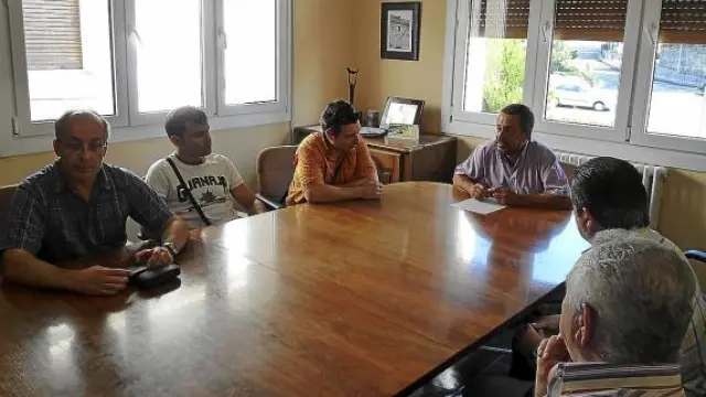 El alcalde de Sabiñánigo, que preside la mesa, se reunió ayer con el comité de Alcoa.