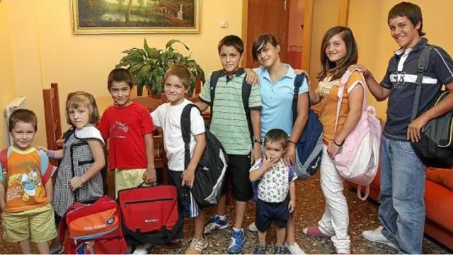 De izquierda a derecha, Raúl (2º Infantil), María (1º Primaria), Jorge (2º Primaria), José (4º Primaria), Eduardo (6º Primaria), Teresa (1º ESO), Isabel (3º ESO) y Juan (4º ESO). Delante, el pequeño Fernando, de 2 años.