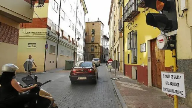 Algunos vehículos esperan que el semáforo de la calle de San Martín se ponga verde.