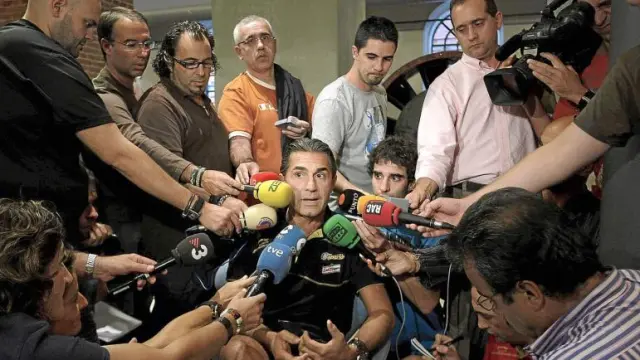 El seleccionador español fue el centro de atención para los medios.