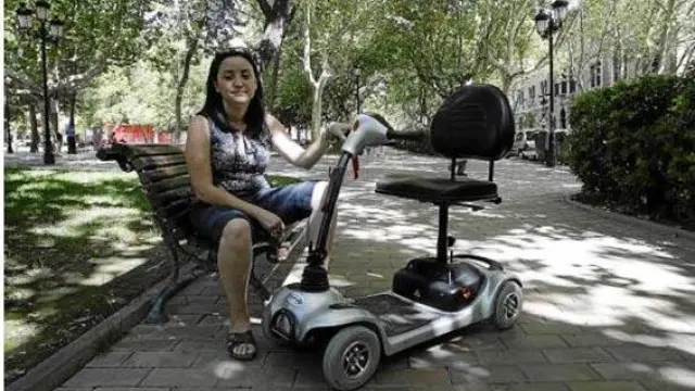 Amaya Serrano muestra la silla de ruedas de su padre, con la que no le dejaron subir al tren.