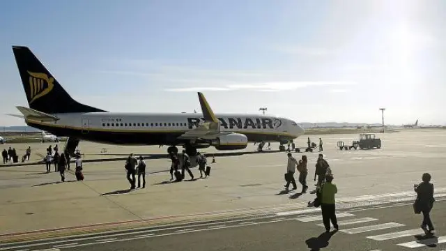 Uno de los aviones de la aerolínea irlandesa, en el aeropuerto de Zaragoza.