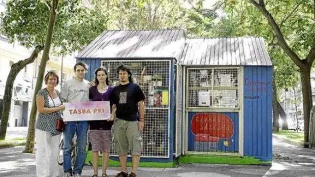 Cuatro de los voluntarios que atienden la tienda de la asociación Tasba Pri.