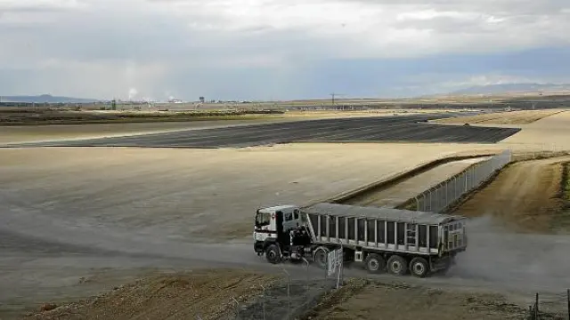 Un camión transportaba ayer material en el futuro aeropuerto de Caudé. Al fondo, la pista.