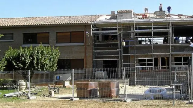 Las obras de ampliación del instituto consisten en la construcción de cuatro nuevas aulas.
