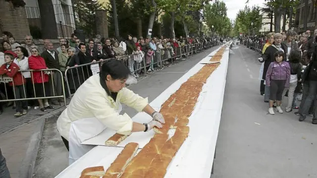 Voluntarios se encargaron de cortar el bocadillo gigante para repartirlo entre los ciudadanos.