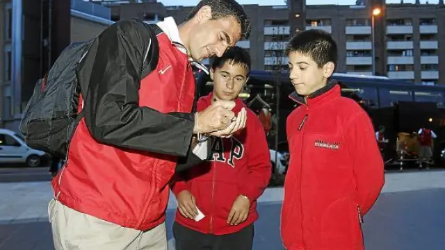 El ahora delantero del Nástic Roberto García firma autógrafos a su llegada a Huesca.