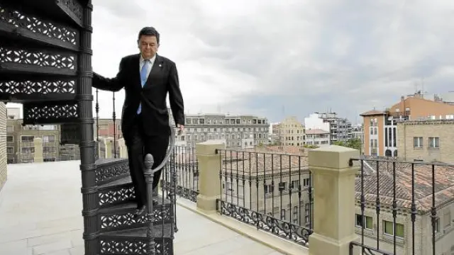 Manuel López baja por las escaleras de hierro que hay en la terraza del edificio Paraninfo.