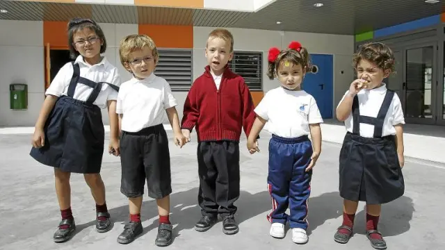 Varios niños del colegio público de Miralbueno, que ha implantado el uniforme en sus aulas.