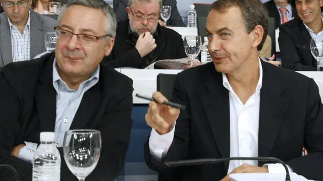 l jefe del Ejecutivo, José Luis Rodríguez Zapatero (d), conversa con el vicesecretario general del PSOE, José Blanco (i),