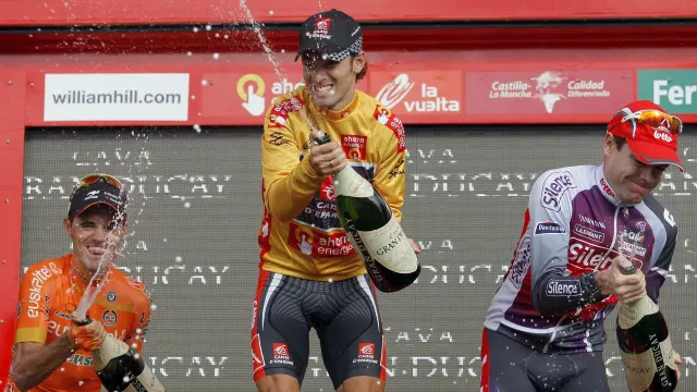 Valverde (c) junto a Samuel Sánchez (i) y Cadel Evans (d) celebra su triunfo