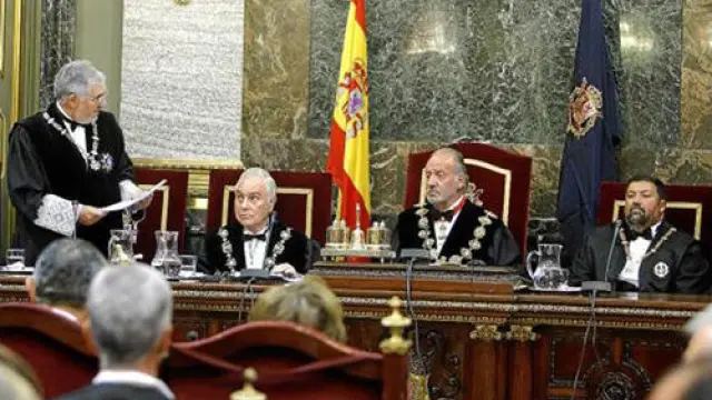 Conde-Pumpido pronuncia su discurso ante el Rey, Dívar (izda.) y el ministro Caamaño