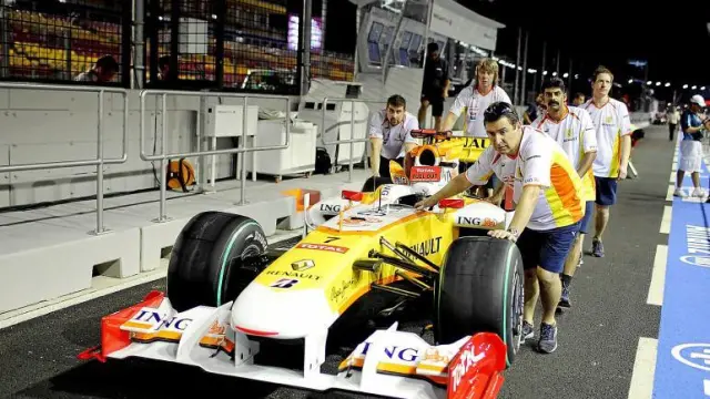 Algunos mecánicos de Renault preparan el coche de Fernando Alonso, ayer en Singapur.