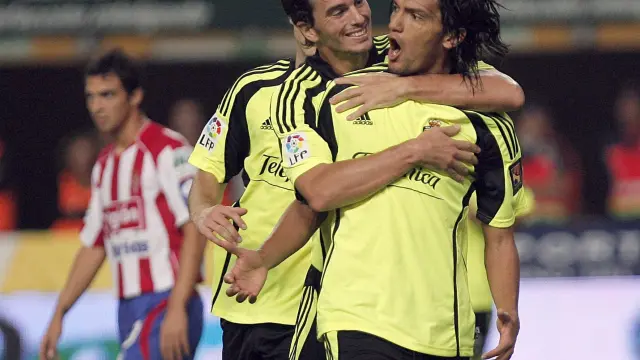 l centrocampista colombiano del Real Zaragoza, Abel Aguila (d), celebra con su compañero, Paco Pavón, el gol conseguido frente al Sporting