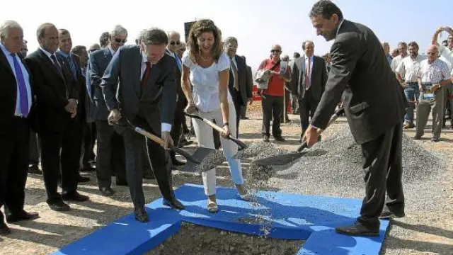 Iglesias -izquierda-, la directora general del Agua y el secretario de Estado colocan la primera piedra.