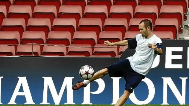 Andrés Iniesta golpea el balón durante el entrenamiento realizado ayer por el Barcelona.
