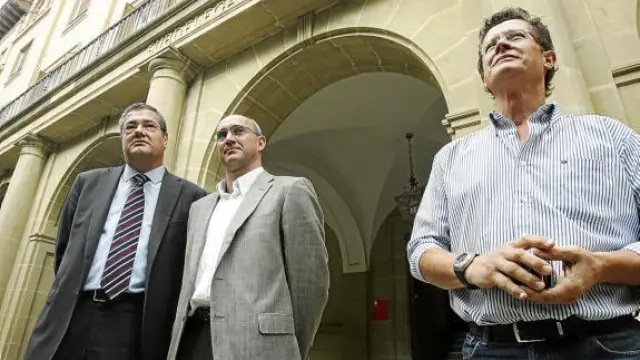 Antonio Torres, José Luis Ferrando y Ricardo Bergua, poco antes de entrar a la Subdelegación del Gobierno.