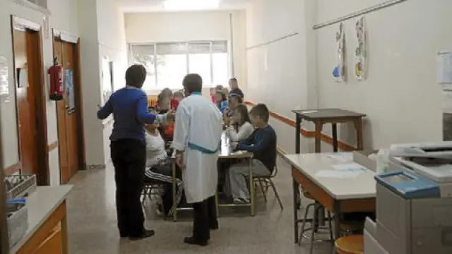 Alumnos del Colegio de Calamocha comen en el pasillo por falta de sitio